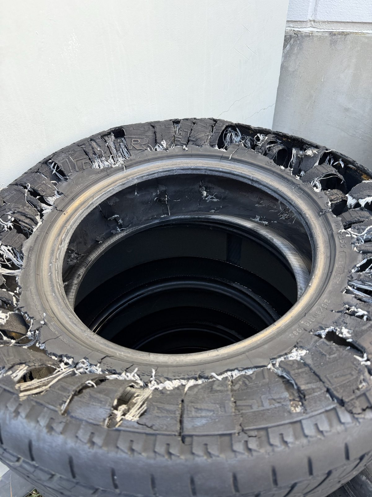 空気圧が少ないまま高速道路を走り、裂けてしまったタイヤ